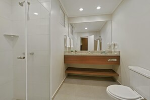 Chuveiro, produtos de toalete grátis, secador de cabelo 