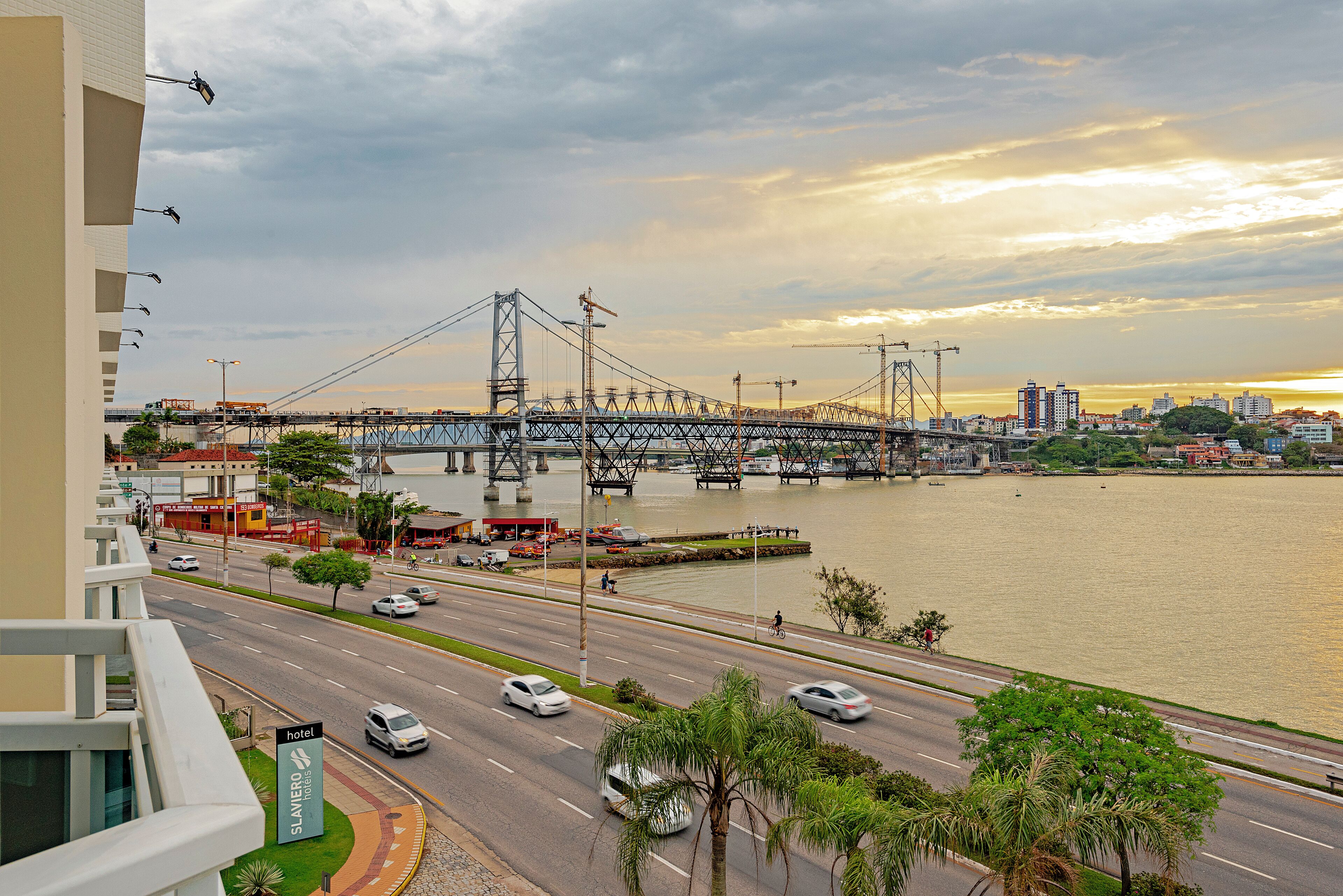 Un hotel con vistas a un puente y un río.