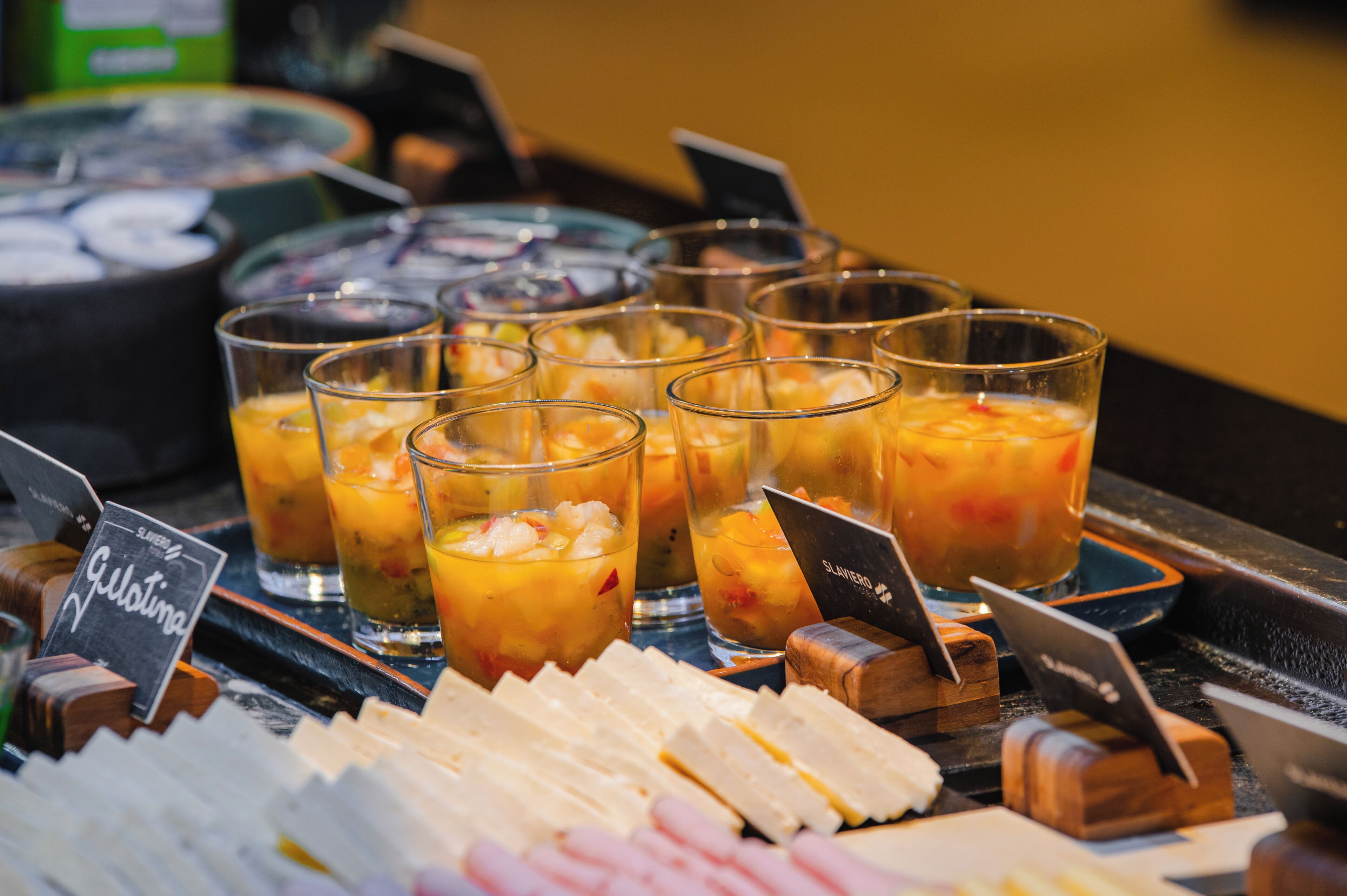 Un bufé con diversos alimentos y bebidas.
