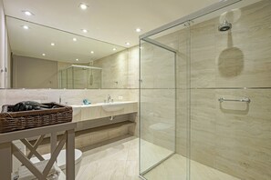 SUITE | Bathroom | Shower, hair dryer, towels, shampoo - Slaviero Baía Norte Florianópolis (Florianópolis)