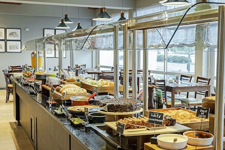Free daily continental breakfast. Slaviero Baía Norte Florianópolis