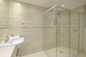 SUITE | Bathroom | Shower, hair dryer, towels, shampoo - Slaviero Baía Norte Florianópolis (Florianópolis)