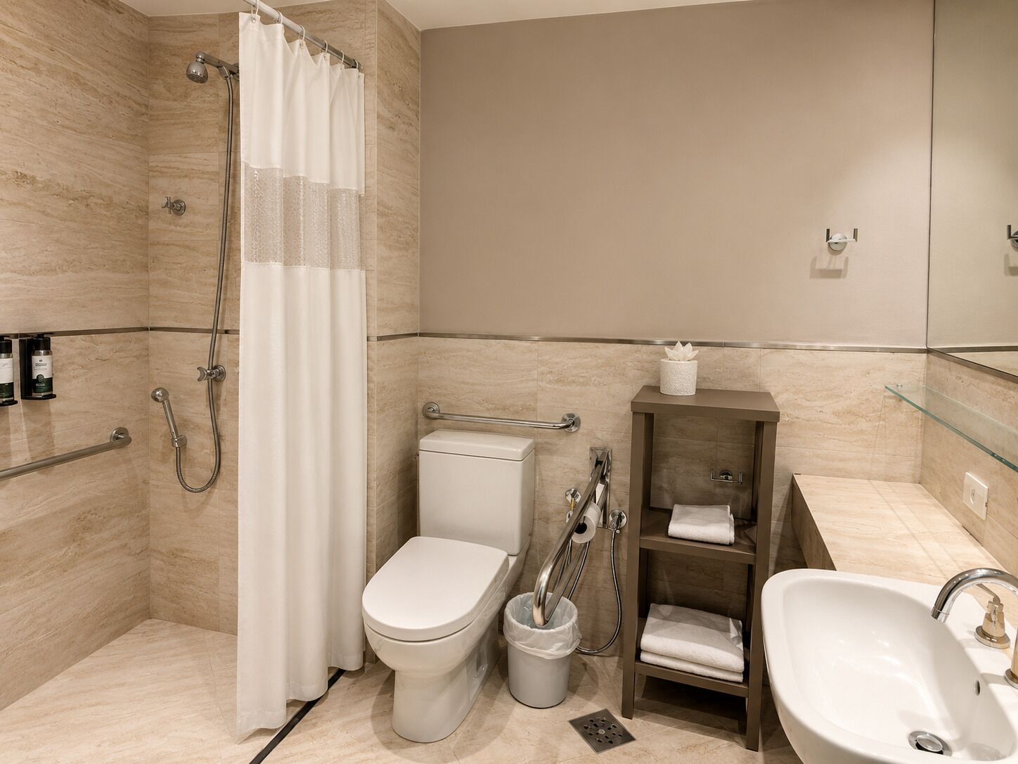 Ein modernes Badezimmer mit Dusche, Toilette und Waschbecken, mit Marmorwand und Glasregal.