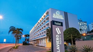 A hotel with a modern design, featuring balconies and a sign indicating it is the Slaviere Baha Norte Hotel. - Slaviero Baía Norte Florianópolis (Florianópolis)