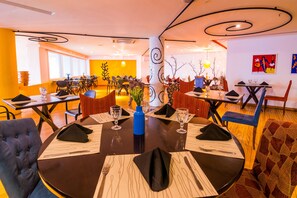 Serveert ontbijt, lunch, diner, zeezicht