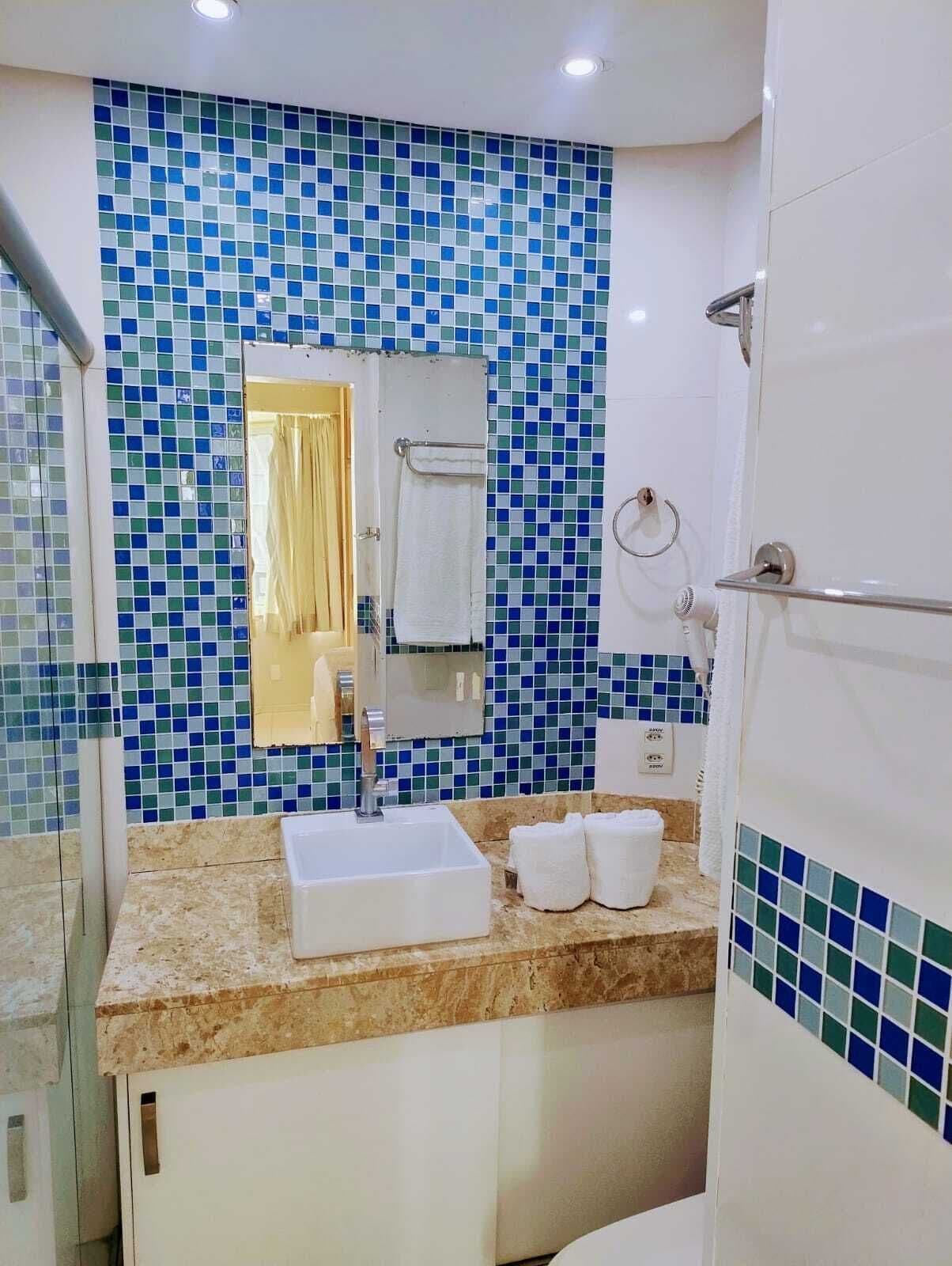 royal suite | bathroom | shower, free toiletries, hair dryer, towels