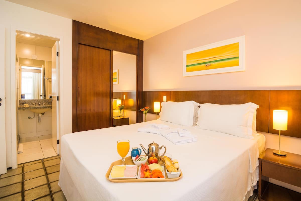 Minibar, in-room safe, blackout drapes, WiFi (free)