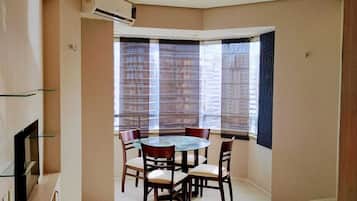 1 quarto, frigobar, cofres nos quartos, cortinas blackout