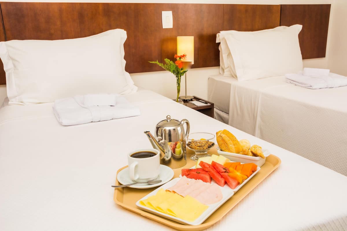 Minibar, in-room safe, blackout drapes, WiFi (free)