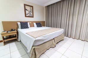 Minibar, escritorio, espacio para trabajar con laptop y ropa de cama 