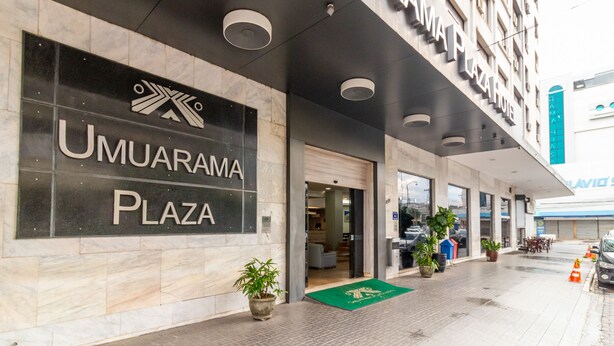 Fachada moderna del Hotel Umuarama Plaza, con puertas de entrada y plantas en macetas.