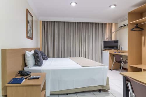 Quarto casal standard | Frigobar, escrivaninha, espaço de trabalho para notebook, roupa de cama