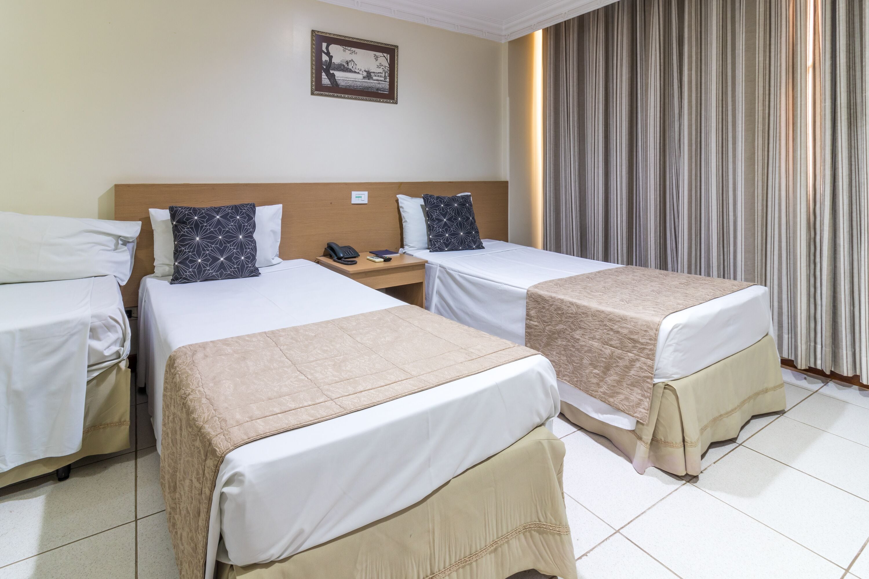 basic triple room | minibar, desk, laptop workspace, bed sheets