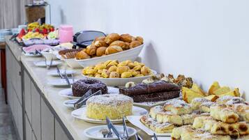 Café da manhã com buffet grátis todos os dias