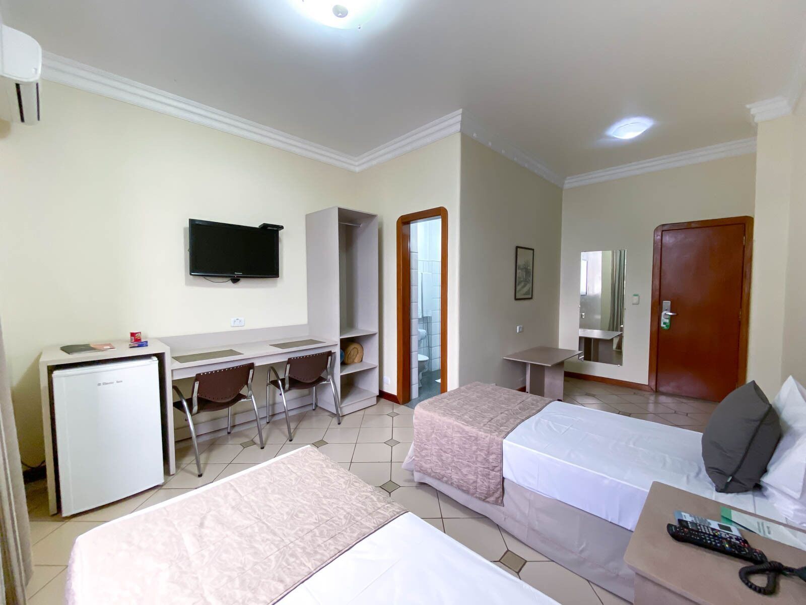 Minibar, bureau, espace de travail pour ordinateur portable
