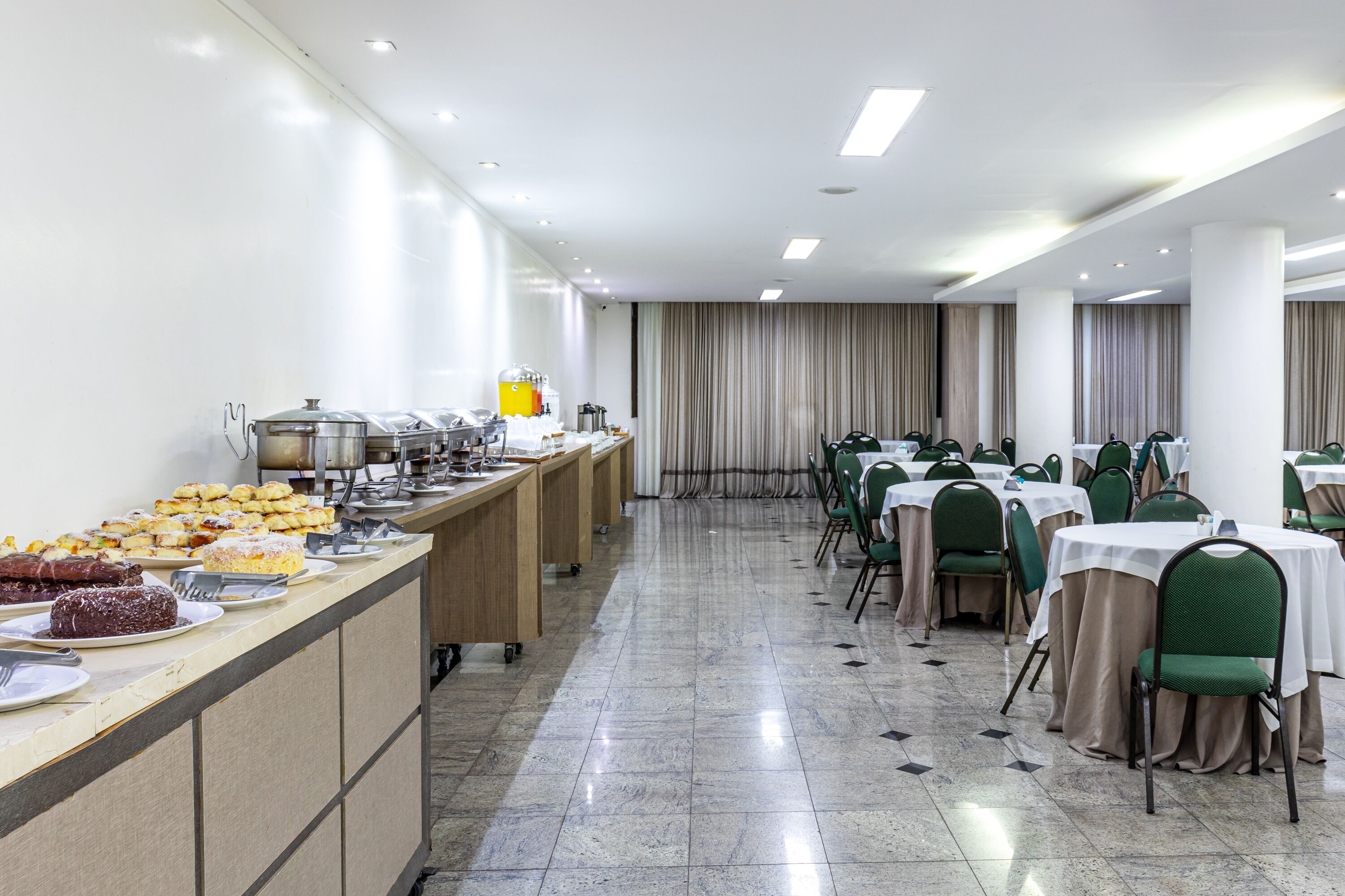 Un buffet proposant une variété de plats et un long comptoir.
