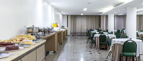 Un buffet proposant une variété de plats et un long comptoir.