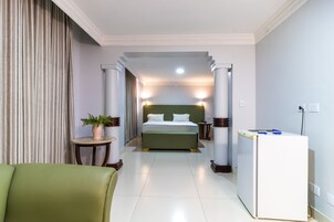 Phòng Suite Deluxe | Minibar, bàn, khu vực làm việc phù hợp cho laptop, bộ trải giường 