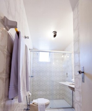 Een douche, gratis toiletartikelen, een haardroger, handdoeken