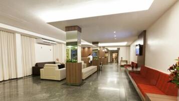 Área de estar no saguão