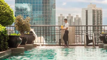 Piscine extérieure, chaises longues