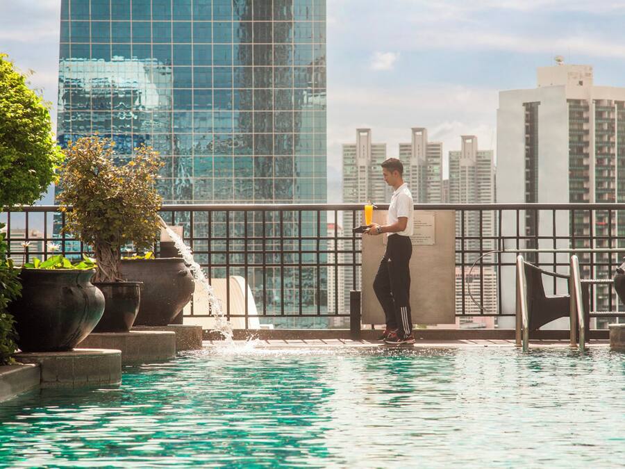 Utendørsbasseng og solsenger