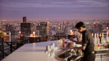 3 bares, bar junto a la piscina