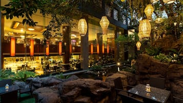 6 restaurants, breakfast served