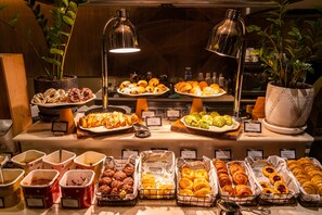 Bữa sáng buffet hàng ngày (730 THB/mỗi người)