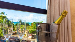A table with two empty wine glasses and a metal bucket containing a bottle of champagne. - Littoral Hotel (João Pessoa)