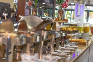 Servizio di colazione, pranzo e cena