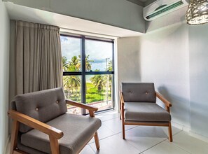 Quarto Frente Mar | Minibar, in-room safe, desk, free WiFi