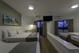 SUITE PLUS QUADRUPLO | Cofres nos quartos, escrivaninha, Wi-Fi de cortesia, roupa de cama