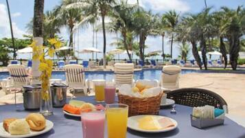 2 restauranter; serverer morgenmad, frokost og brasilianske retter