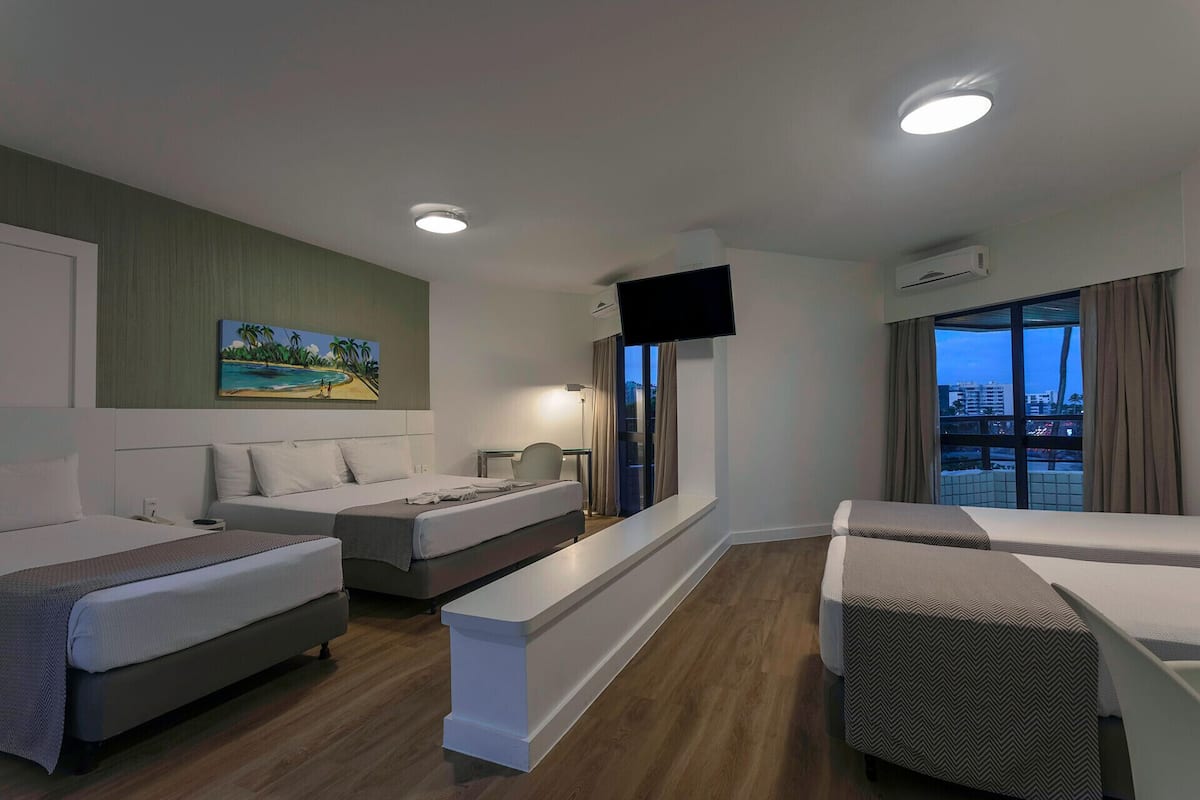 2 habitaciones, caja de seguridad en la habitación y escritorio