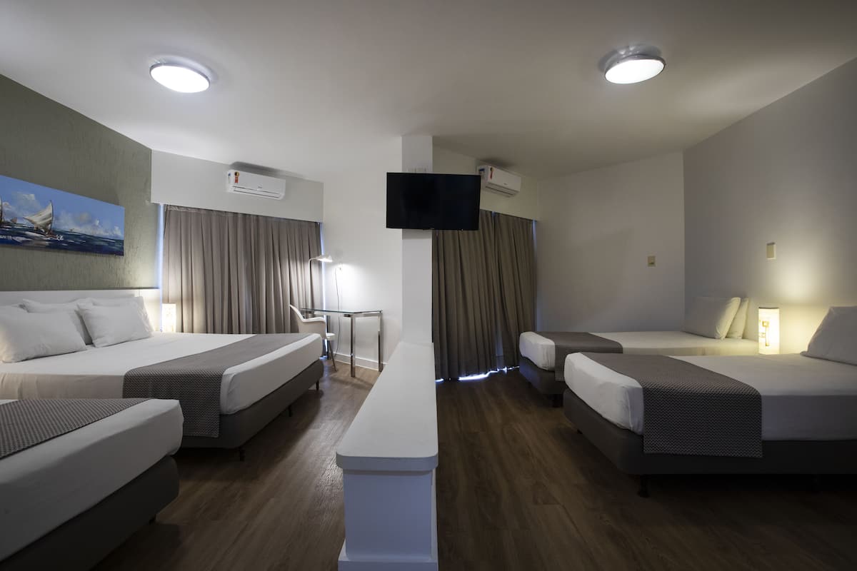 SUITE PLUS QUADRUPLO | 客房内保险箱、办公桌、免费 WiFi、床单