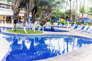2 piscines extérieures