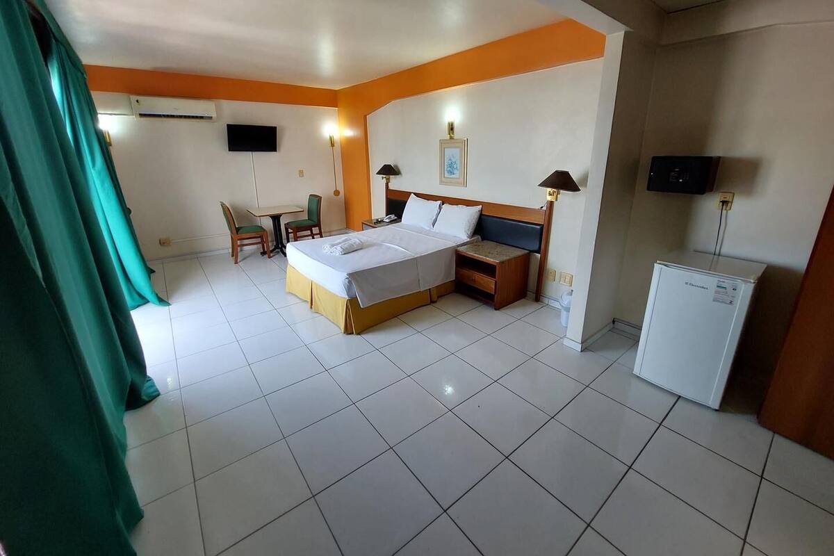 In-room safe, WiFi (free), alarm clocks