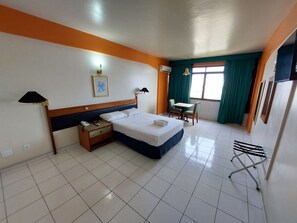 Quarto casal standard | Cofres nos quartos, Wi-Fi de cortesia, despertadores