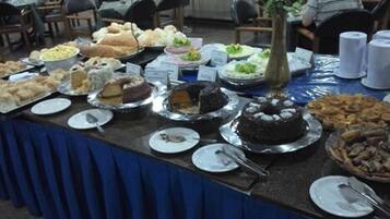 Café da manhã completo grátis todos os dias