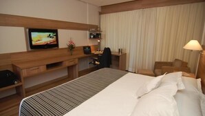 Surmatelas, minibar, coffres-forts dans les chambres, bureau