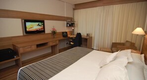 Pillow-top beds, minibar, in-room safe, desk - Everest Porto Alegre Hotel (Porto Alegre)