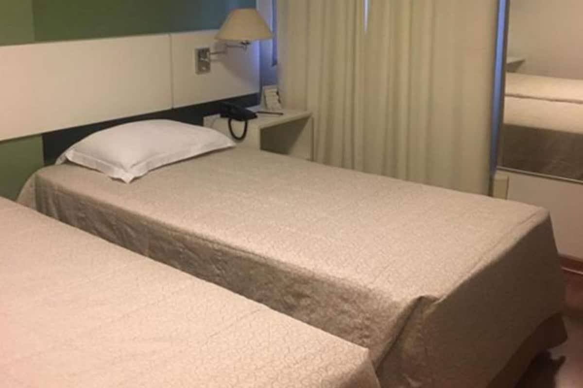 Chambre Standard avec lits jumeaux, 2 lits une place | Surmatelas, minibar, coffres-forts dans les chambres, bureau