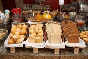 بوفيه فطور مجانًا يوميًا