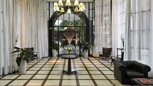 A spacious lobby with a checkered floor, a central chandelier, and seating areas. - Piazza Navona Porto Alegre by Intercity (Porto Alegre)