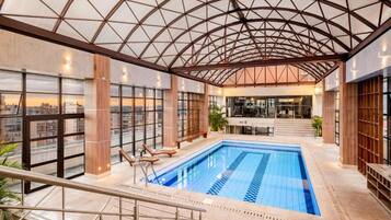 Alberca techada y camastros