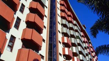 Vista frontal de la propiedad