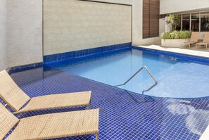 室内游泳池，室外游泳池，日光浴躺椅