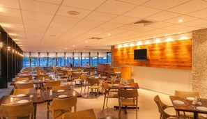 Free daily buffet breakfast  - Internacional Palace Hotel (Recife)