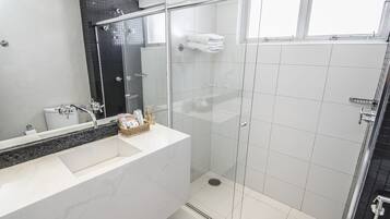 Suíte executiva | Banheiro | Chuveiro, produtos de toalete grátis, toalhas de banho